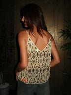 Top elegante para mujer Kate: blusa chic ornamentada con corte femenino favorecedor