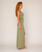 Robe longue pour femme Penelope – Modèle vert clair froncé avec fente haute sur la cuisse