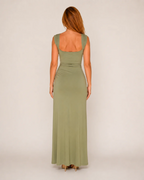 Robe longue pour femme Penelope – Modèle vert clair froncé avec fente haute sur la cuisse